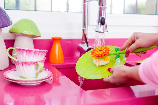 Vigar Flower Power Dish Brush With Vase (Pink or Orange Colour)